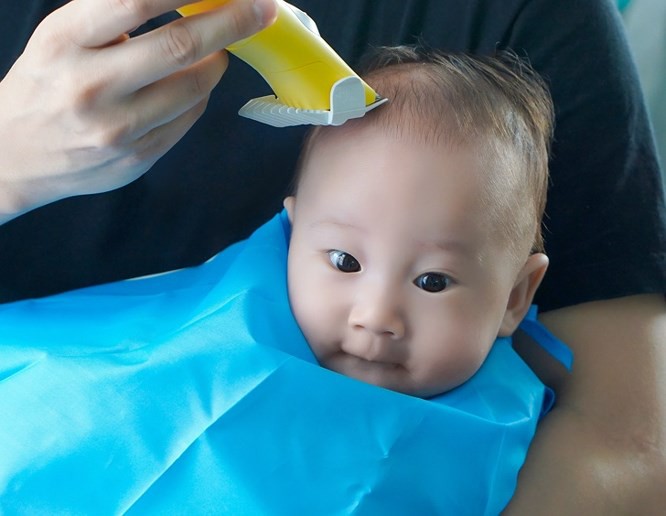 Nhiều người tin rằng nếu em bé có mái tóc mỏng và thưa thớt, cha mẹ phải cạo hết tóc cho trẻ để tóc bắt đầu mọc dày hơn. Thế nhưng đây chỉ là một niềm tin sai lầm: tóc sẽ không dày hơn, bất kể là trẻ em hay người lớn. Tóc mọc dày hay mỏng là do nang tóc quyết định, và số lượng chân tóc này được xác định ngay khi mới đẻ.