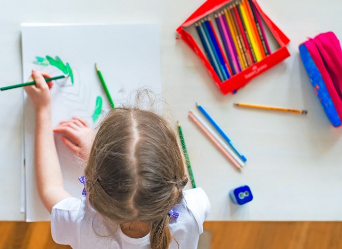 Trước đây, các gia đình thường dạy lại con nếu họ thấy rằng con có biểu hiện sử dụng tay trái. Nhưng điều này có thực sự cần thiết? Khi một em bé đến với thế giới này, chúng đã được ban cho khả năng thuận một bàn tay bất kỳ và khi chúng ta cố gắng đi ngược lại với tự nhiên, điều này sẽ mang lại tác động tiêu cực. Khả năng tập trung và khả năng học tập của trẻ có thể giảm. Điều quan trọng là hãy đi theo xu hướng tự nhiên của trẻ.