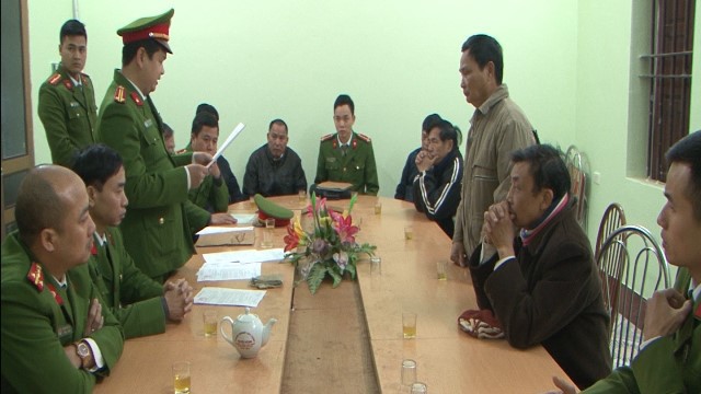 
Nguyên các cán bộ xã Yên Thắng, huyện Ý Yên, tỉnh Nam Định bị bắt tạm giam để điều tra hành vi bán đất trái thẩm quyền. Ảnh CA cung cấp
