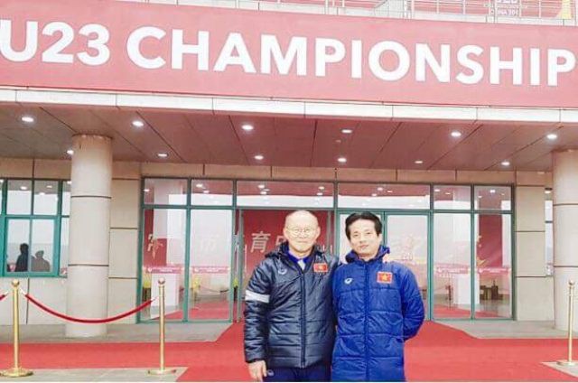 BS. Nguyễn Trọng Thuỷ và Huấn luyện viên Park Hang Seo.