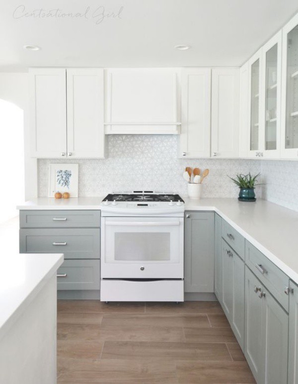 Tủ bếp màu ghi xám kết hợp với tủ bếp màu trắng cho không gian đẹp thanh lịch và nền nã.