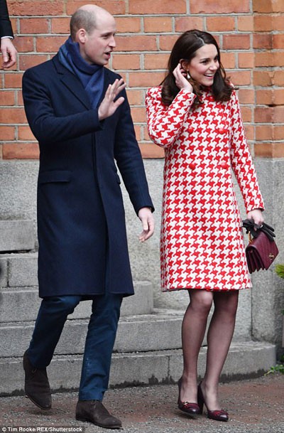 C&ocirc;ng nương Kate mặc &aacute;o kho&aacute;c họa tiết houndstooth, t&uacute;i x&aacute;ch v&agrave; gi&agrave;y t&ocirc;ng đỏ t&iacute;a trong s&aacute;ng h&ocirc;m qua.