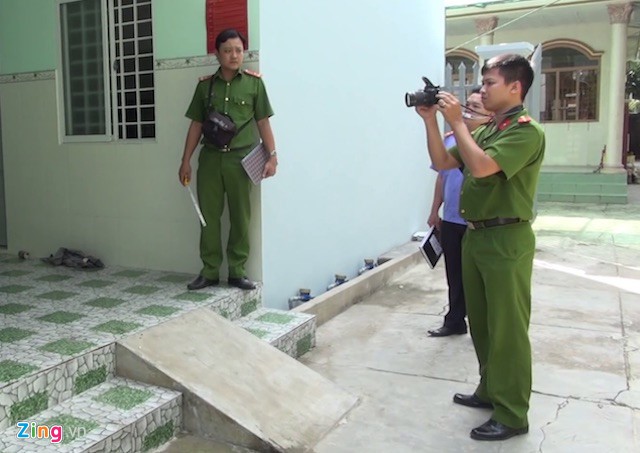 Cảnh sát khám nghiệm hiện trường, nơi chị Liên gục ngã. Ảnh: C.A.