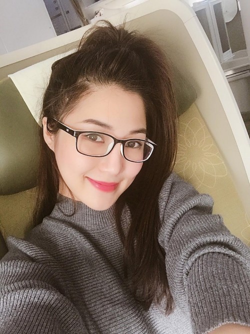 Nữ ca sĩ sử dụng k&iacute;nh gọng thay cho k&iacute;nh &aacute;p tr&ograve;ng.