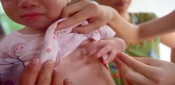 Căn cứ v&agrave;o đặc điểm cơ thể, b&aacute;c sĩ khẳng định b&eacute; g&aacute;i đ&atilde; h&agrave;nh kinh (ảnh minh họa)