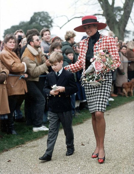 C&ocirc;ng nương Diana diện họa tiết houndstooth trong lần c&ugrave;ng ho&agrave;ng tử William đến dinh thự Sandringham v&agrave;o năm 1990.