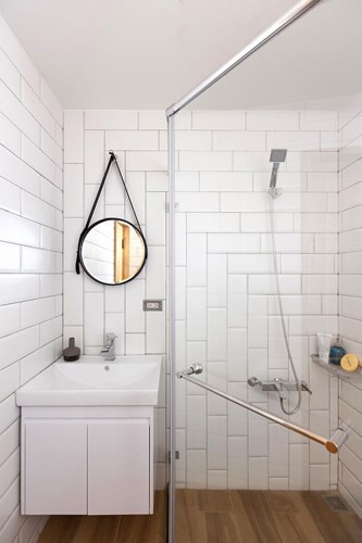 Phòng tắm dù nhỏ nhưng sạch sẽ với nội thất phủ bằng một màu trắng tinh khôi.