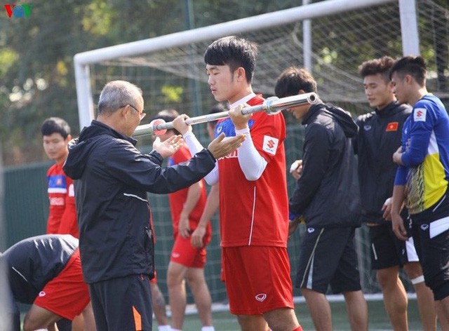 
Huấn luyện viên Park Hang Seo hướng dẫn các tuyển thủ Việt Nam.
