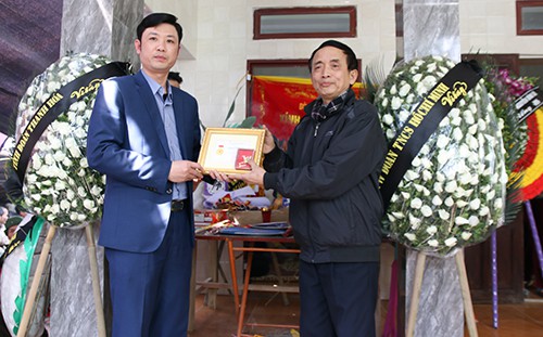 Trước lễ đưa tang, nam sinh Hoàng Đức Hải đã được Trung ương đoàn truy tặng Huy hiệu Tuổi trẻ dũng cảm. Ảnh: Lê Hoàng.