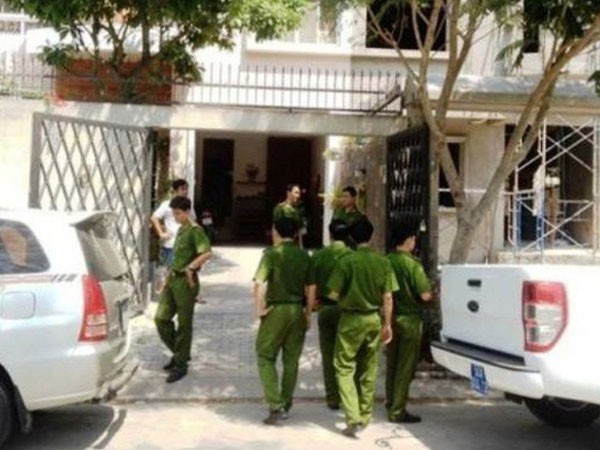 Công an khám nghiệm một biệt thự bị trộm viếng thăm. Ảnh: M.T