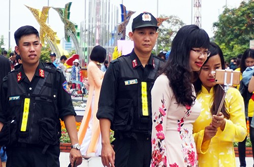 Ngoài lực lượng công khai còn có cả trăm cảnh sát hình sự hóa trang, giữ an ninh tại đường hoa Nguyễn Huệ và trung tâm thành phố. Ảnh: Hải Duyên.