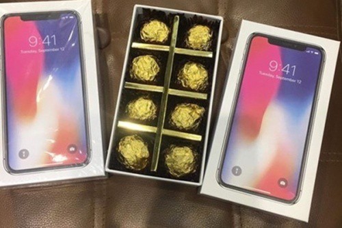 Socola được đựng trong chiếc hộp giống hộp đựng iPhone X hút khách dịp Valentine năm nay.