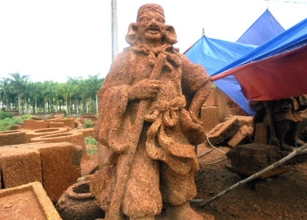 Bức tượng Trư Bát Giới tạc trên đá ong hoàn toàn bằng trí tưởng tượng của ông Chắt