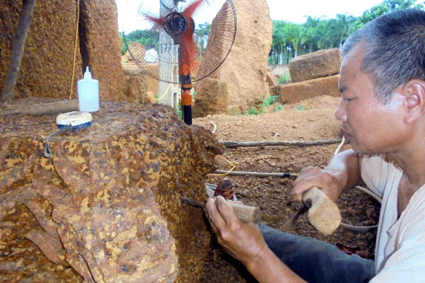 Ông Chắt là nghệ nhân chế tác đá ong nghệ thuật duy nhất trên đất xứ Đoài