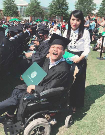 Qu&acirc;n v&agrave; mẹ trong ng&agrave;y lễ tốt nghiệp đại học tại Mỹ.