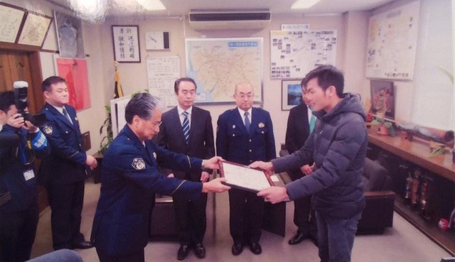 Đặng Văn Mong được Cảnh sát trưởng thành phố Yanagawa trao giấy khen cho tại hội trường tỉnh trong năm 2017.