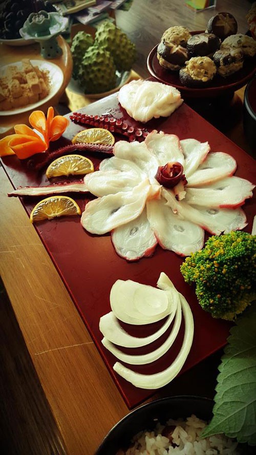 Mâm cỗ hàng chục món được bày biện theo từng chủng loại như món mặn, món ngọt hay hoa quả và phối theo màu sắc.