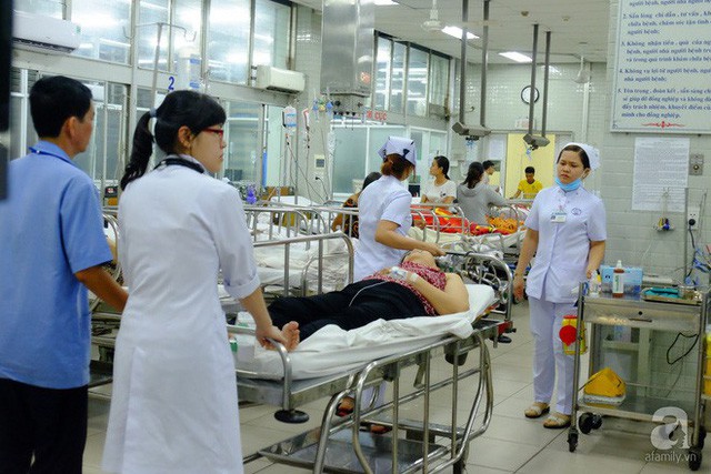 
Cấp cứu cho bệnh nhân tại Bệnh viện Chợ Rẫy, TP HCM. Ảnh: TL
