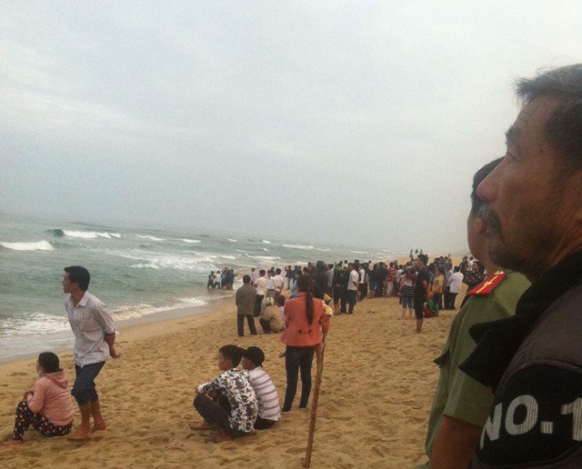 
Tìm kiếm 3 thi thể nạn nhân bị đuối nước (ảnh Facebook Binh An An Binh)
