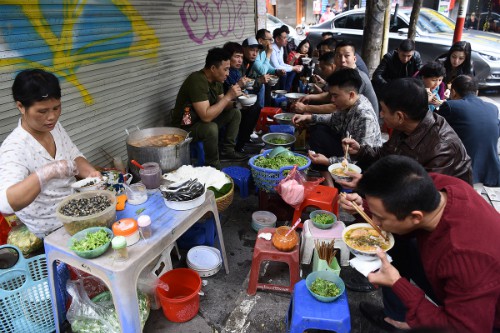Sáng mùng 1 Tết nhiều hàng đã mở bán, thu hút thực khách với bát bún đầy đặn. Ảnh: Giang Huy.
