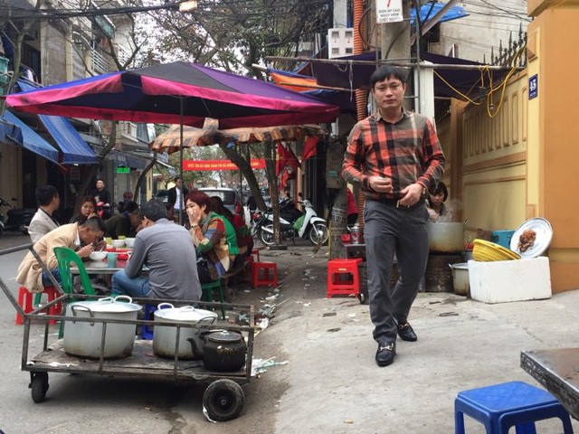 Trung bình ngày thường cả sáng chiều đã bán được 150 – 200 bát, riêng 2 ngày Tết, lượng bán ở đây đã tăng ít nhất là gấp đôi.