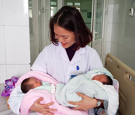
Hai bé gái của sản phụ Hà được các y bác sĩ chăm sóc.
