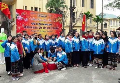 
Buổi trưng b&agrave;y thu h&uacute;t rất đ&ocirc;ng học sinh c&aacute;c tới thăm quan
