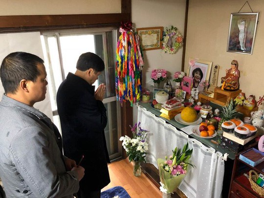 
Đại sứ Nguyễn Quốc Cường đã đến thăm gia đình bé Nhật Linh tại Nhật. Ảnh: Người lao động.
