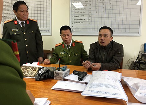 Đại tá Phạm Mạnh Thường, Giám đốc Công an tỉnh Bắc Giang lấy lời khai của nghi phạm.