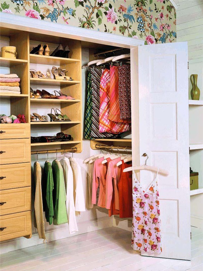 Bạn bên treo sẵn đồ cần mặc cho ngày hôm sau từ tối hôm trước để có thời gian ngắm nhìn và thay đổi.