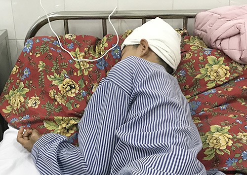 Em Cao Ki&ecirc;n Cường l&uacute;c đang điều trị tại Bệnh viện Đa khoa Quảng Ninh. Ảnh: Minh Cương