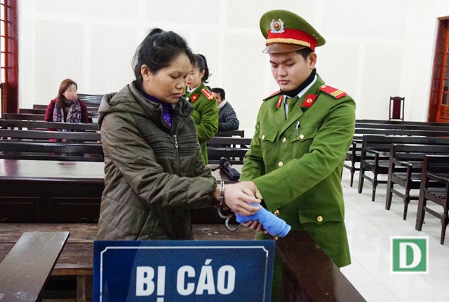 Tìm bé gái 14 tuổi làm nhân viên bưng bê kiêm phục vụ khách làng chơi cho ông chủ quán ăn để lấy 2 triệu đồng tiền công, Lương Thị Thủy bị tuyên phạt 7 năm tù