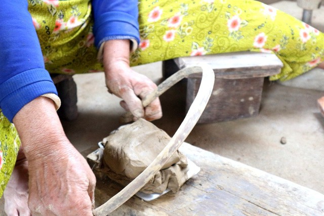 Đất s&eacute;t được n&eacute;n thật chặt v&agrave; kỹ v&agrave;o khu&ocirc;n, phải điều chỉnh độ n&eacute;n th&iacute;ch hợp để cho ra tượng c&oacute; độ n&eacute;t v&agrave; chất lượng cao