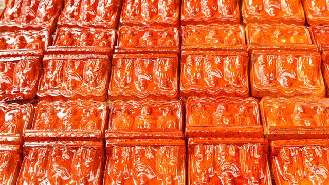 Chỉ c&ograve;n &iacute;t ng&agrave;y nữa l&agrave; đến 23 th&aacute;ng Chạp, l&agrave;ng đ&uacute;c tượng cố gắng đẩy nhanh tiến độ để kịp xuất h&agrave;ng cho những tượng T&aacute;o qu&acirc;n kịp c&oacute; mặt tr&ecirc;n m&acirc;m c&uacute;ng người Việt