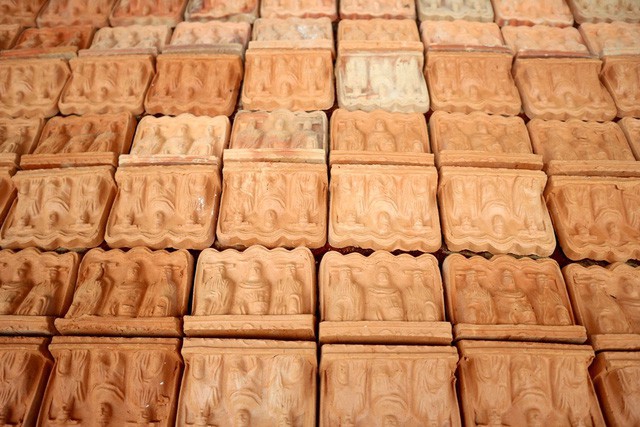 Tượng đ&atilde; nung th&agrave;nh phẩm sẽ chia l&agrave;m hai loại để b&aacute;n: loại được phun sơn hoặc để nguy&ecirc;n h&igrave;nh dạng để người thu mua trang tr&iacute; theo &yacute; muốn