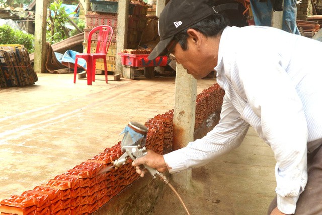L&uacute;c trước d&ugrave;ng sơn qu&eacute;t n&ecirc;n rất l&acirc;u, sau đ&oacute; người d&acirc;n nghĩ ra c&aacute;ch d&ugrave;ng b&igrave;nh phun l&ecirc;n vừa nhanh, m&agrave;u cũng đẹp hơn