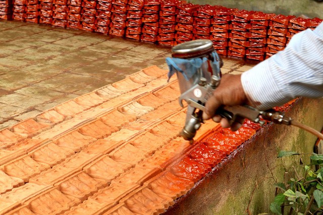 Tượng T&aacute;o qu&acirc;n th&agrave;nh phẩm sẽ được đ&oacute;ng th&ugrave;ng để chuyển đi khắp c&aacute;c tỉnh th&agrave;nh cho kịp ng&agrave;y 23 th&aacute;ng chạp