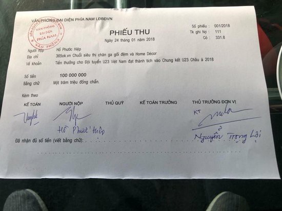Dương Yến Ngọc ủng hộ c&aacute;c tuyển thủ 100 triệu trước trận chung kết, nếu v&ocirc; địch sẽ thưởng th&ecirc;m 900 triệu nhưng điều n&agrave;y đ&atilde; kh&ocirc;ng xảy ra