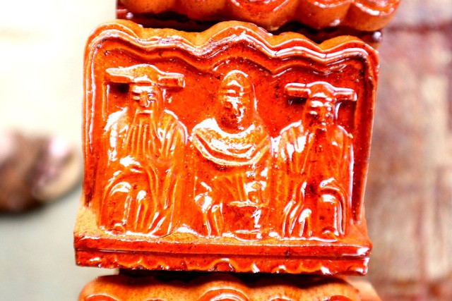 Tượng T&aacute;o phải c&oacute; đủ h&igrave;nh h&agrave;i 3 vị. Đ&oacute; l&agrave; T&aacute;o &ocirc;ng ngồi hai b&ecirc;n, T&aacute;o b&agrave; ngồi ở giữa