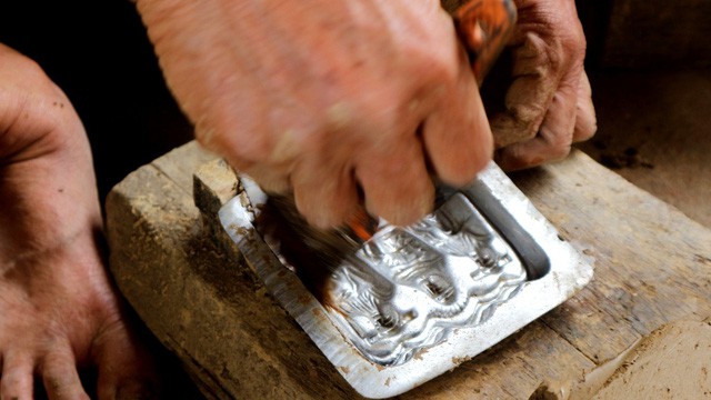 Những năm gần đ&acirc;y, để đ&uacute;c tượng nhẹ nh&agrave;ng v&agrave; sắc n&eacute;t hơn người thợ đ&atilde; chuyển sang d&ugrave;ng khu&ocirc;n nh&ocirc;m. Trước khi cho đất s&eacute;t v&agrave;o khu&ocirc;n th&igrave; sẽ b&ocirc;i một lớp dầu để tr&aacute;nh d&iacute;nh khu&ocirc;n