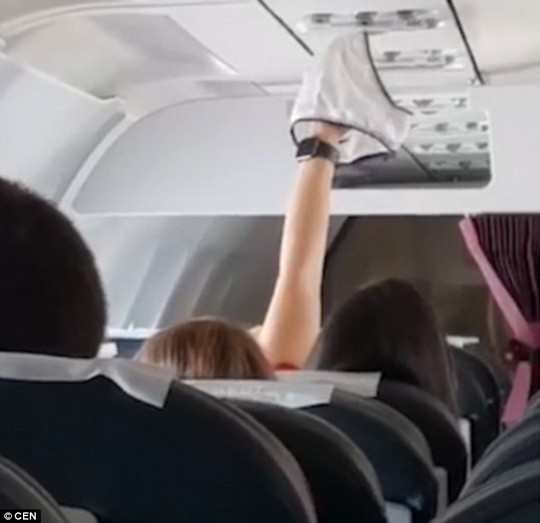 Hình ảnh nữ hành khách vô tư hong khô quần lót dưới quạt thông gió máy bay. Ảnh: CEN