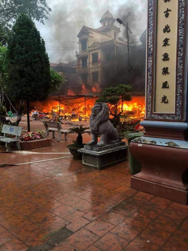 Ph&iacute;a b&ecirc;n tay phải của khu&ocirc;n vi&ecirc;n l&agrave; d&atilde;y ki ốt, quầy b&aacute;n h&agrave;ng m&atilde;- nơi rất dễ bắt lửa.