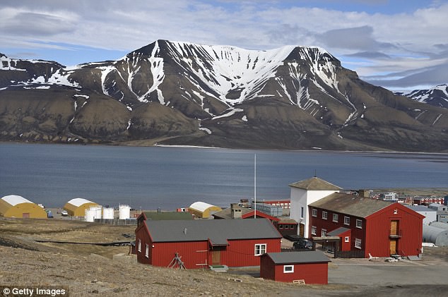 Thị trấn Longyearbyen nằm trên quần đảo Svalbard, cách Na Uy 1.000 km về phía Bắc