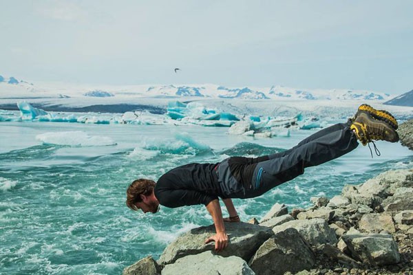 Thầy giáo trẻ khoe khả năng giữ thăng bằng tốt trong một động tác yoga khó. Tuy vậy, các cô gái trẻ hẳn sẽ hụt hẫng đôi chút khi tài khoản cá nhân của Robert cho thấy anh đang trong một mối quan hệ.