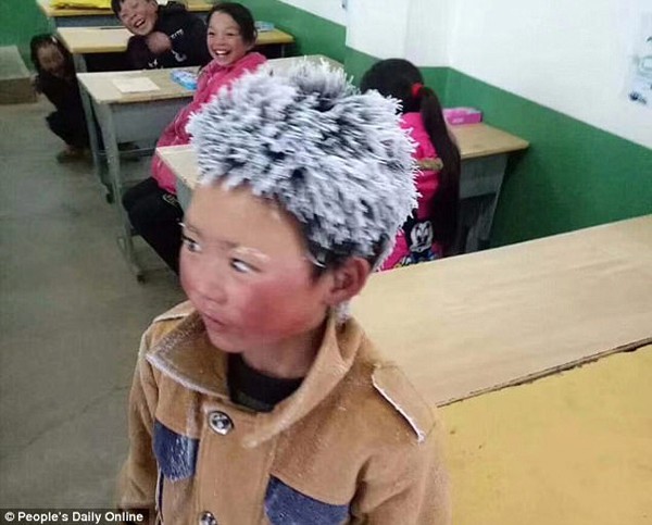
Wang Fuman nổi tiếng trên mạng xã hội nhờ mái tóc đóng băng. Nguyên nhân tóc cậu bị như vậy là do cậu phải đi bộ hàng km đến trường trong thời tiết âm độ.
