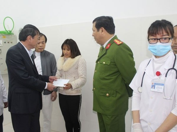 
Chủ tịch UBND tỉnh Cao Bằng thăm hỏi tình trạng sức khoẻ của chị Kiảo và cháu Nông Thuỷ T. (con gái chị Kiảo)
