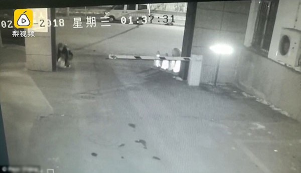 Người đàn ông đặt bọc chăn quấn em bé xuống cổng bệnh viện rồi vội vàng chạy trốn.