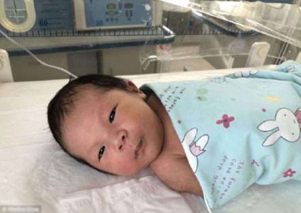 Bé trai sơ sinh may mắn được cứu sống.
