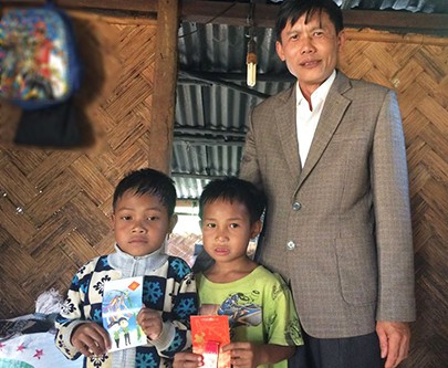 Giáo viên Trường Tiểu học Hướng Phùng đến tận nhà, lì xì nhằm kéo học sinh khó khăn trở lại lớp học sau Tết Nguyên đán. Ảnh: M.Tr