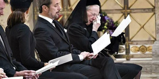 Nữ hoàng Đan Mạch bật khóc khi độc di thư của chồng
